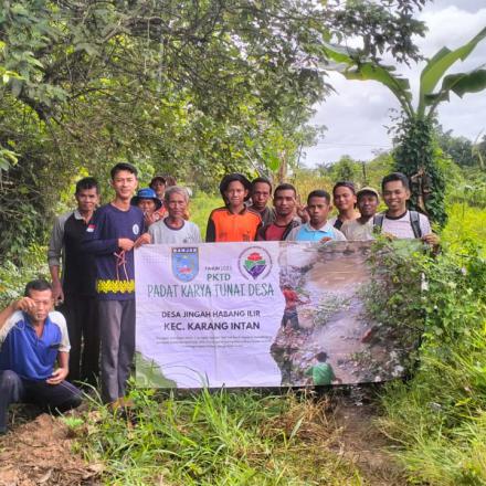 Pembersihan Aliran Air: Inovasi Berkelanjutan melalui PKTD (Padat Karya Tunai Desa)